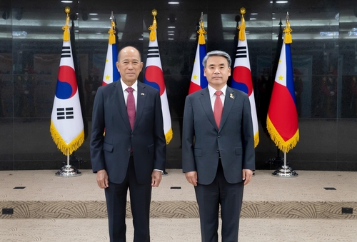 6月3日，在首尔，韩国防长李钟燮（右）同到访的菲律宾国防部长洛伦扎纳合影。 韩联社/国防部供图（图片严禁转载复制）