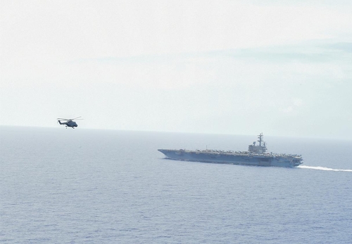 6月2日，在日本冲绳东南方向公海上，美军海上作战直升机（MH-60）飞往“罗纳德·里根”号航母。 韩联社/联参供图（图片严禁转载复制）