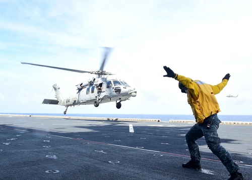 6月2日，在日本冲绳东南方向公海上，美军海上作战直升机（MH-60）准备降落到韩国“马罗岛”舰上。 韩联社/联参供图（图片严禁转载复制）