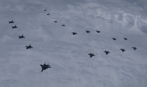 韩美动员20架战机对朝示威飞行