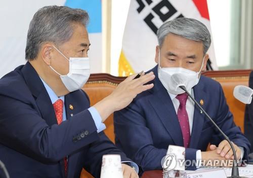 6月8日，在首尔汝矣岛的国会，韩国外长朴振（左）与防长李钟燮交谈。 韩联社/国会摄影记者团
