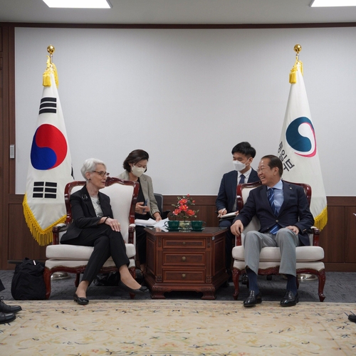 6月8日，在韩国统一部大楼，统一部长官权宁世（右）与到访的美国常务副国务卿舍曼举行会谈。 温迪·舍曼推特截图