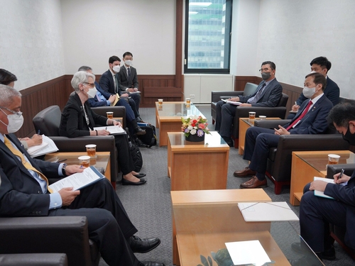 6月8日，在韩国统一部大楼，统一部长官权宁世（右排右二）与到访的美国常务副国务卿舍曼（左排左三）举行会谈。 温迪·舍曼推特截图