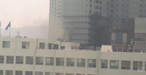 6月9日，位于大邱市寿城区泛鱼洞的一栋办公楼发生火灾。 热心读者供图（图片严禁转载复制）