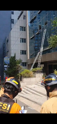 6月9日，位于大邱市寿城区泛鱼洞的一栋办公楼发生火灾。 大邱消防本部供图（图片严禁转载复制）