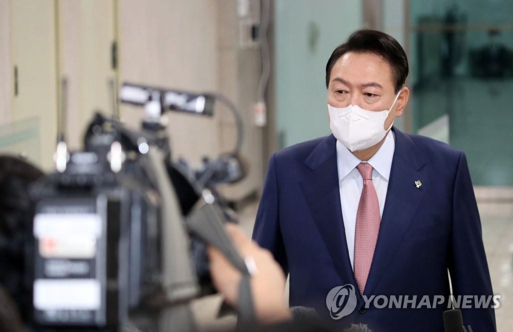 6月9日，韩国总统尹锡悦在上班路上接受记者采访。 韩联社/总统室通信摄影记者团
