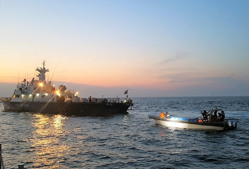 韩国海警扣押了涉嫌非法捕捞的中国快艇（右）。 韩联社/中部地方海洋警察厅西海五岛特别警备团供图（图片严禁转载复制）