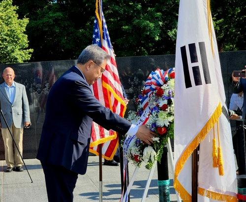 当地时间6月12日，韩国外交部长官朴振向华盛顿特区的韩国战争阵亡美军纪念碑献花。 韩联社