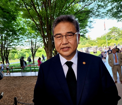 当地时间6月12日，韩国外交部长官朴振向华盛顿特区的韩国战争阵亡美军纪念碑献花后答记者问。 韩联社