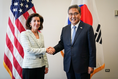 当地时间6月15日，在华盛顿，韩国外交部长官朴振（右）会见美国商务部长吉娜·雷蒙多。 外交部供图（图片严禁转载复制）