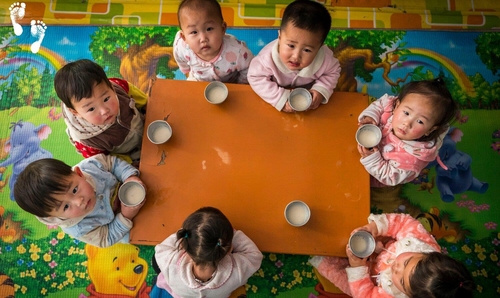 资料图片：朝鲜儿童喝豆浆。 加拿大援朝团体First Steps官网截图（图片严禁转载复制）