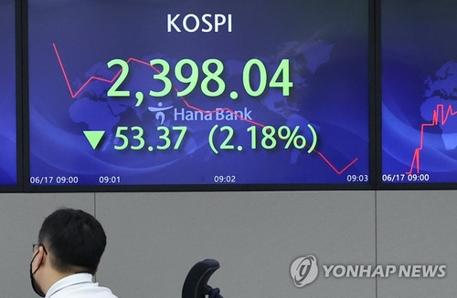 图为位于首尔市中区的韩亚银行交易厅，摄于6月17日。 韩联社