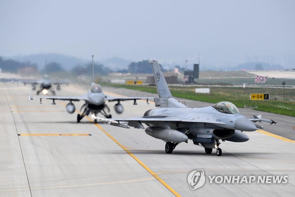 6月20日,韩国空军在忠清北道清州基地实施“翱翔鹰”(Soaring Eagle)空中作战演习,此次演习将于本月24日结束。图为当天参演的F-15K战机编队在跑道上滑行。 韩联社/韩国空军供图(图片严禁转载复制)