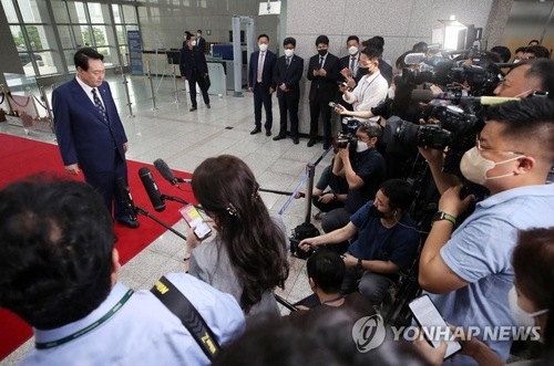 资料图片：6月20日上午，在首尔龙山总统府，韩国总统尹锡悦上班后答记者问。 韩联社
