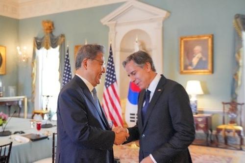 资料图片：朴振（左）与布林肯握手。 韩国外交部供图（图片严禁转载复制） 