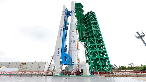 6月20日，在位于全罗南道高兴郡的罗老宇航中心，韩国自研运载火箭“世界”号竖立在发射架上。 韩联社/摄影联合记者团（图片严禁转载复制）
