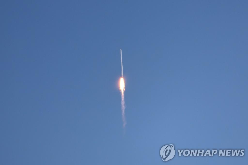 6月21日，在位于全罗南道高兴郡的罗老宇航中心，韩国自研运载火箭“世界”号（KSLV-Ⅱ）进行第二次发射。图为“世界”号发射升空。 韩联社