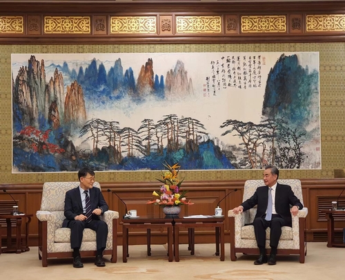 6月22日，韩国驻华大使张夏成（左）拜会中国外长王毅。 韩国驻华大使馆供图（图片严禁转载复制）