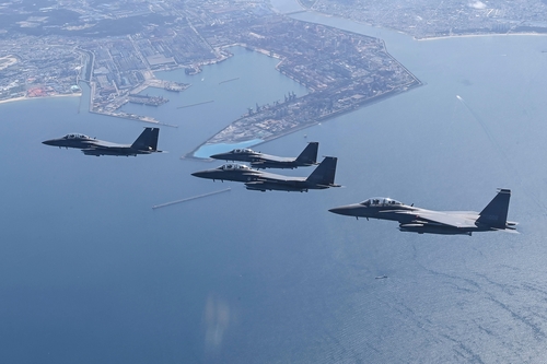韩空军F-15K战机编队在浦项上空飞行。 韩联社/韩国空军供图（图片严禁转载复制）