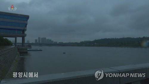 朝鲜中央电视台6月26日报道，平壤市前一日出现强降雨天气。图为平壤市江边涨水。 韩联社/朝鲜央视画面截图（图片仅限韩国国内使用，严禁转载复制）
