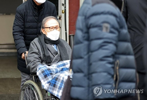 资料图片：2月10日，李明博准备被移送至安养监狱。 韩联社