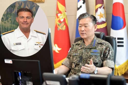 6月28日，韩国联参议长元仁哲（右）同美国印太司令部司令约翰·阿奎利诺举行视频会议。 联参供图（图片严禁转载复制）