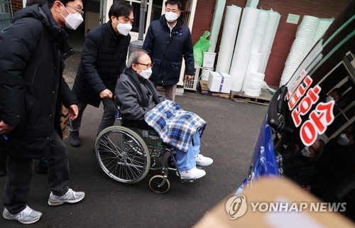 资料图片：2月10日，李明博被移送至安养监狱。 韩联社