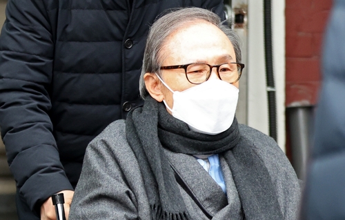 资料图片：2月10日，李明博被移送至安养监狱。 韩联社