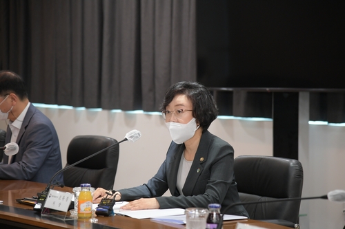 6月29日，在忠清北道清州市的食药处，食药处处长吴裕耕公布称SK生物科学研发的新冠疫苗最终检查委员会会议上发言。 韩联社 