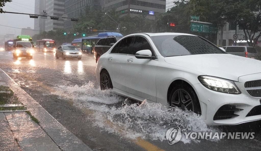 资料图片：6月30日，首尔市普降暴雨。取景地为首尔市世宗大路。 韩联社