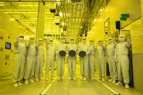 三星电子宣布开始量产3纳米芯片。图为三星电子工作人员合影留念。 韩联社/三星电子供图（图片严禁转载复制）