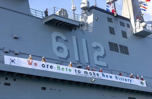 马罗岛舰悬挂“写新史”标语。 环太军演官方推特截图（图片严禁转载复制）