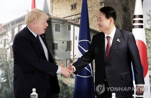 当地时间6月30日，在西班牙，韩国总统尹锡悦（右）与英国首相鲍里斯·约翰逊举行会谈。 韩联社