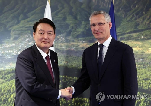 当地时间6月30日下午，在西班牙马德里国际会展中心，韩国总统尹锡悦（左）会晤北约秘书长斯托尔滕贝格。 韩联社
