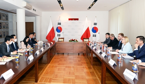 6月30日，在波兰，韩国产业通商资源部长官李昌洋（左排左二）会见波兰气候与环境部长安娜·莫斯克瓦（右排右二）。 韩联社/产业通商资源部供图（图片严禁转载复制）