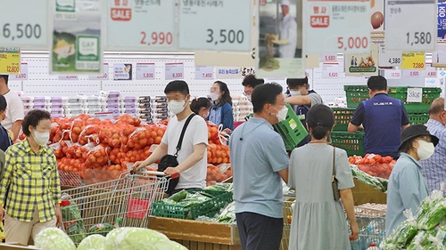 资料图片：在一家大型超市，消费者正在选购产品。 韩联社