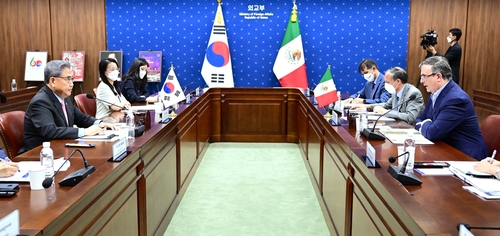7月4日，在首尔，外交部长官朴振（左排右一）与墨西哥外长埃布拉德（右排右一）举行会谈。 韩联社