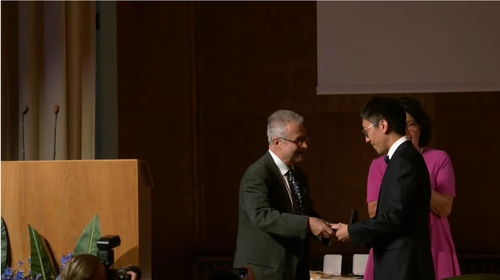 当地时间7月5日，在芬兰阿尔托大学，美国普林斯顿大学教授兼韩国高等科学院（KIAS）数学部客座教授许埈珥（右）荣获菲尔兹奖。 韩联社