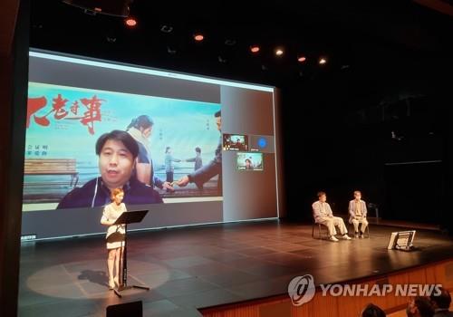 7月6日，在首尔城东区圣水艺术中心，中国优秀华语影片在韩放映会第二场活动举行。图为徐超（屏幕）在观众与导演交流环节中发言。 韩联社