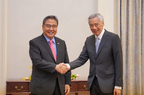 韩外长朴振拜会新加坡总理李显龙