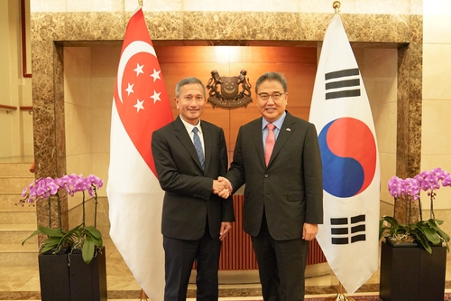 7月6日，正在新加坡访问的韩国外交部长官朴振（右）同新加坡外交部长维文·巴拉克里什南举行会谈。 外交部供图（图片严禁转载复制）