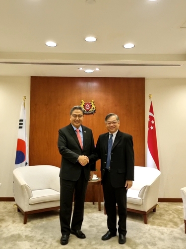 7月6日，正在新加坡访问的韩国外交部长官朴振（左）同新加坡外交部长维文·巴拉克里什南举行会谈。 外交部供图（图片严禁转载复制）