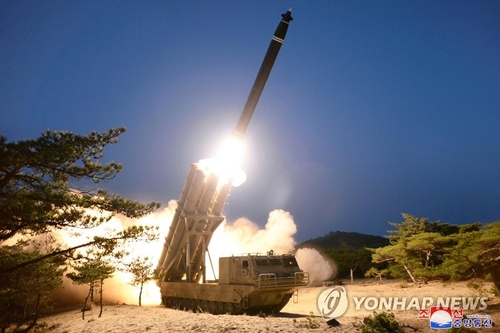 资料图片：朝中社2020年3月30日报道称，朝鲜29日试射“超大型多管火箭炮”。图为发射现场照。 韩联社/朝中社（图片仅限韩国国内使用，严禁转载复制）