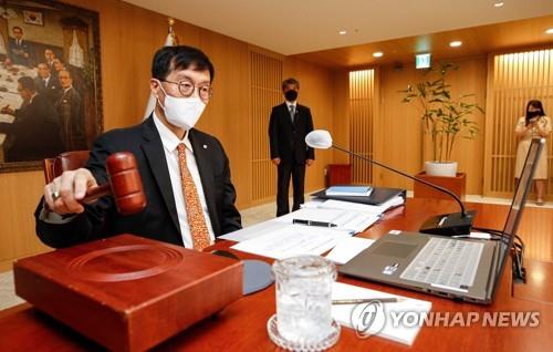 7月13日，在首尔中区韩国银行（央行）大楼，央行行长李昌镛在金融货币委员会会议上敲槌。 韩联社