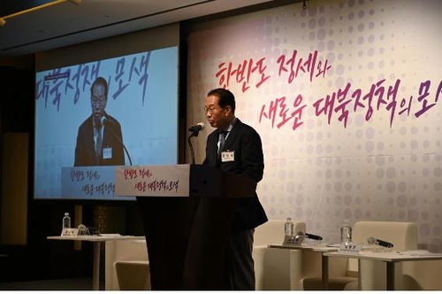 7月13日，在首尔威斯汀朝鲜酒店，韩国统一部长官权宁世出席“韩半岛局势和新的对朝政策”学术会并致开幕词。 韩联社/统一研究院供图