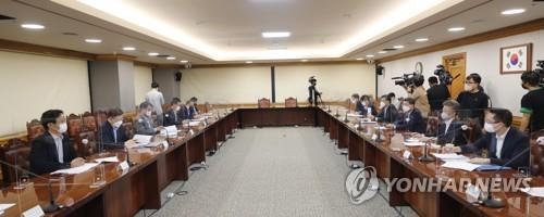 7月14日，韩国政府宏观经济金融会议在首尔银行会馆大楼举行。 韩联社