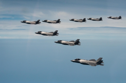 韩美空军7月14日表示，本月11日至当天，两国举行了旨在提升联合作战能力的F-35A隐形战机联合空中演习。图为韩美空军飞行编队。 韩国空军供图（图片严禁转载复制）
