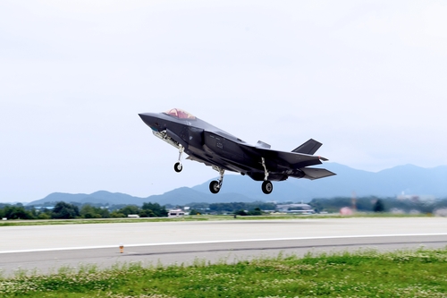 韩美空军7月14日表示，本月11日至当天，两国举行了旨在提升联合作战能力的F-35A隐形战机联合空中演习。图为F-35A隐形战机起飞。 韩国空军供图（图片严禁转载复制）