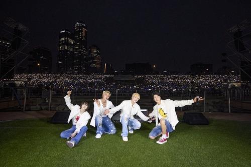7月11日，在首尔汝矣岛的汉江公园，男团WINNER举办免费户外演出“HOLIDAY IN THE CITY”。 YG娱乐供图（图片严禁转载复制）