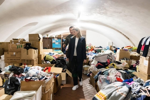 乌克兰第一夫人叶莲娜·泽连斯卡娅检查救援物资。 乌克兰总统办公室供图（图片严禁转载复制）